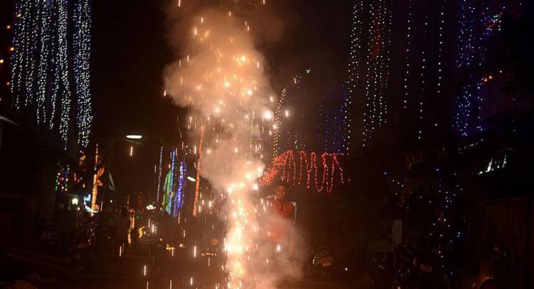 Supreme Court Lifts Ban on Firecrackers,  Seeks  Graded Approach to Deal with Pollution